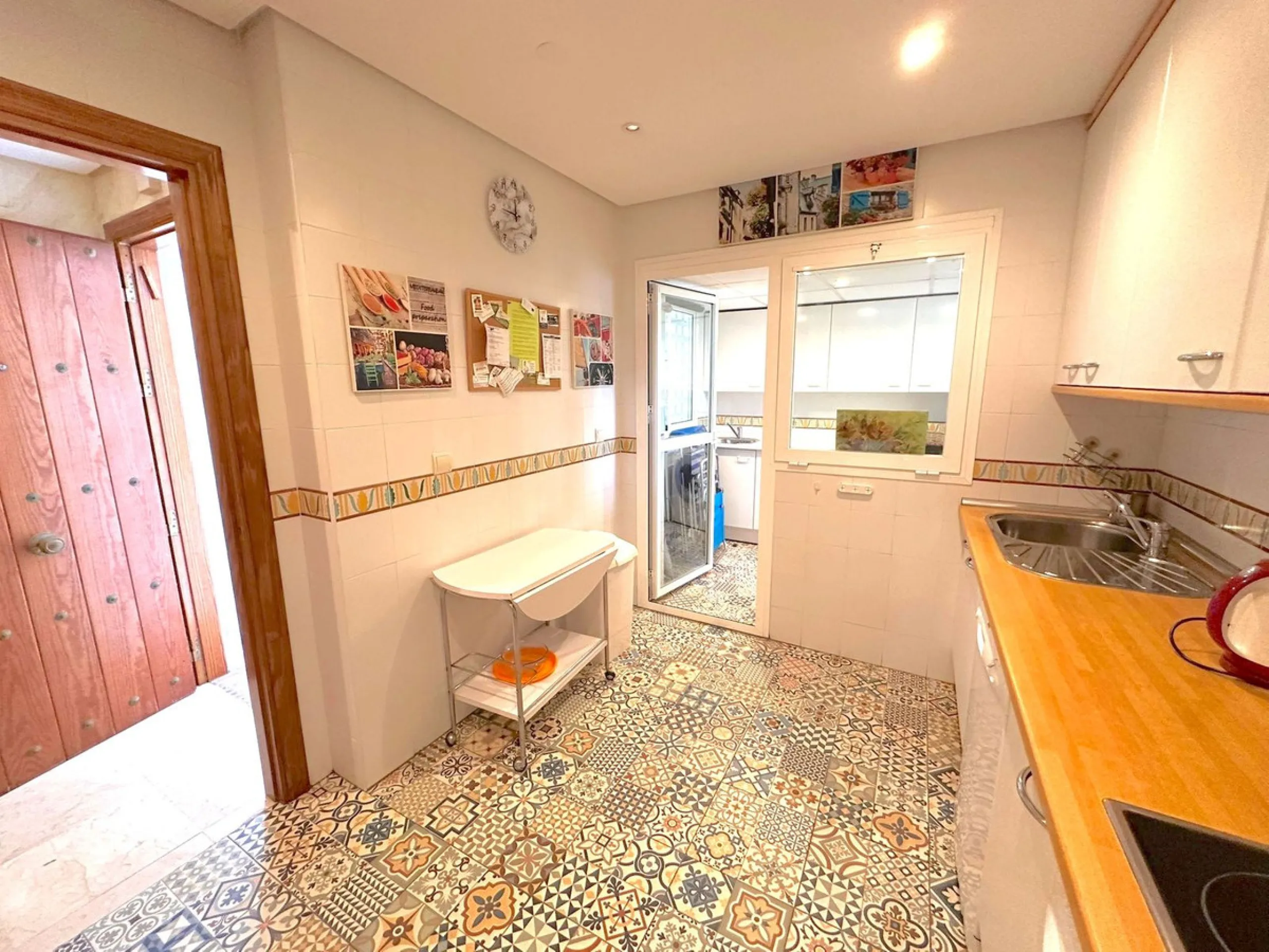 We present this extraordinary property located in the prestigious Costalita Urbanization, in the heart of the New Golden Mile of Estepona, one of the most sought-after destinations on the Costa del Sol. This elegant and spacious ground-floor apartment off