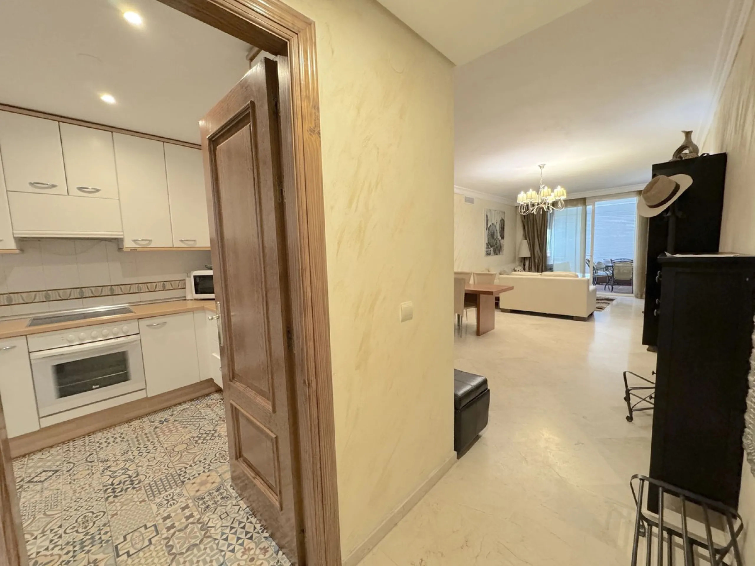 We present this extraordinary property located in the prestigious Costalita Urbanization, in the heart of the New Golden Mile of Estepona, one of the most sought-after destinations on the Costa del Sol. This elegant and spacious ground-floor apartment off