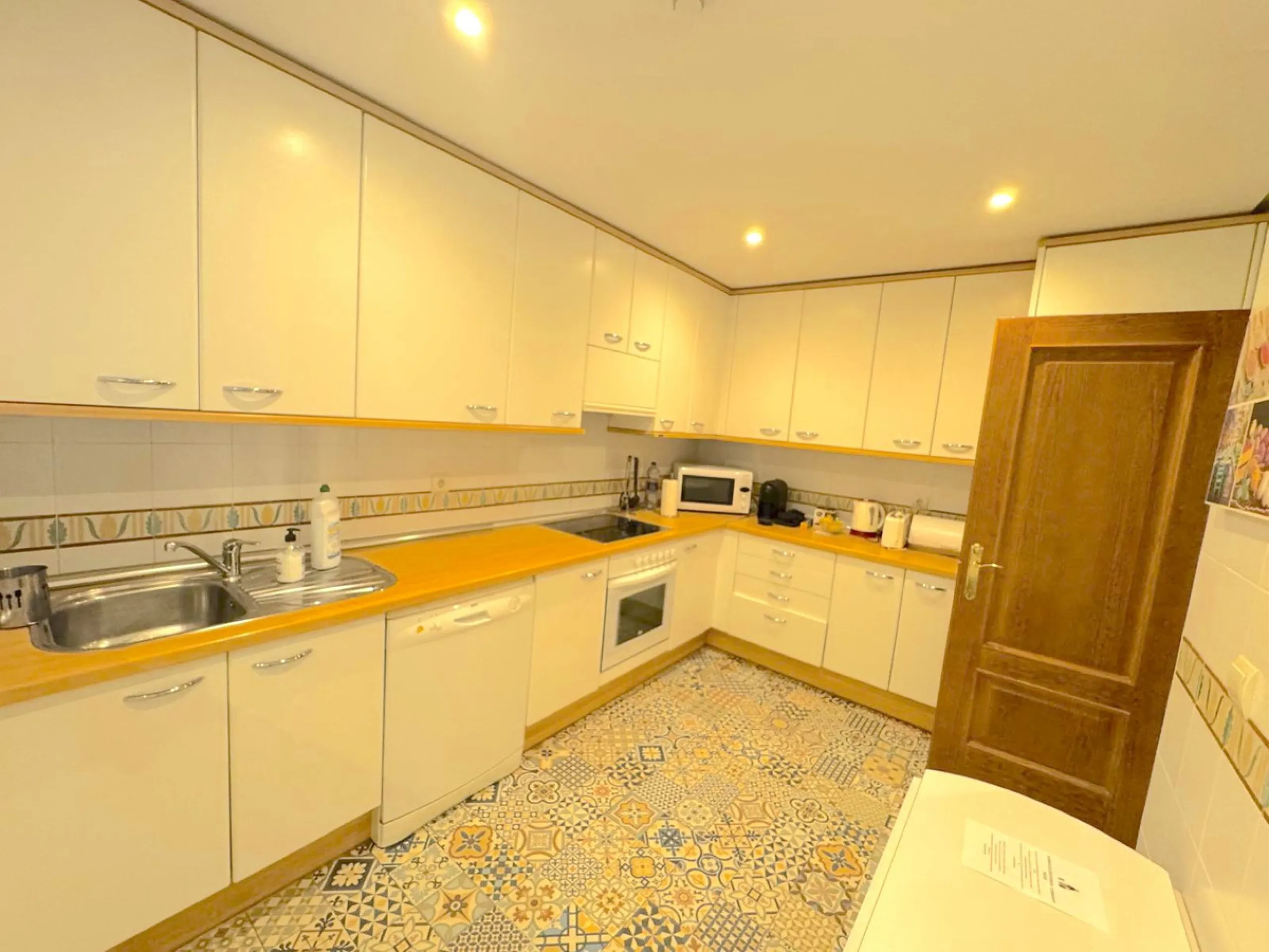 We present this extraordinary property located in the prestigious Costalita Urbanization, in the heart of the New Golden Mile of Estepona, one of the most sought-after destinations on the Costa del Sol. This elegant and spacious ground-floor apartment off