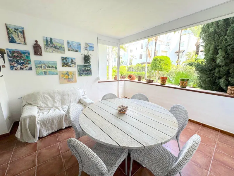 We present this extraordinary property located in the prestigious Costalita Urbanization, in the heart of the New Golden Mile of Estepona, one of the most sought-after destinations on the Costa del Sol. This elegant and spacious ground-floor apartment off