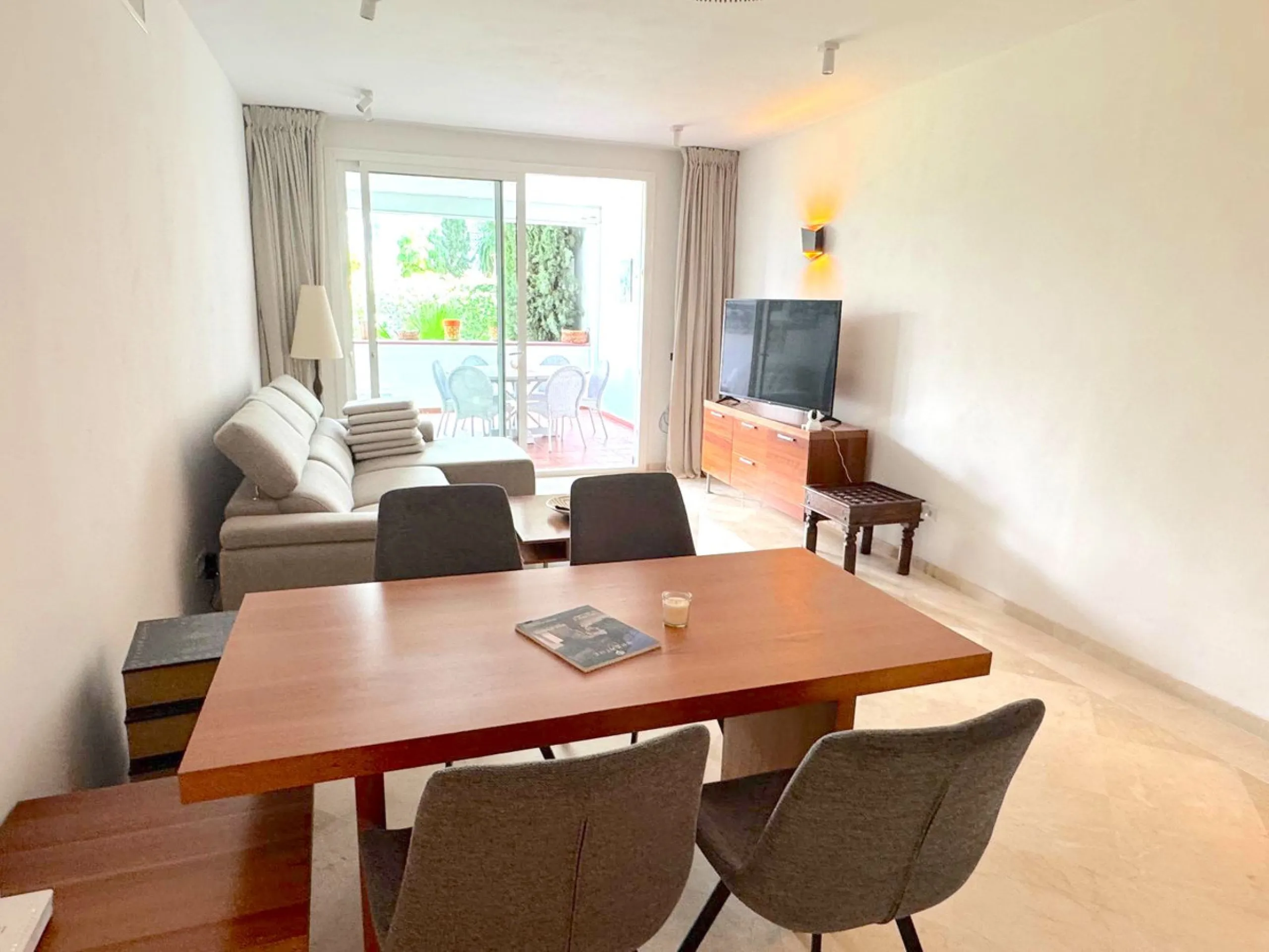 We present this extraordinary property located in the prestigious Costalita Urbanization, in the heart of the New Golden Mile of Estepona, one of the most sought-after destinations on the Costa del Sol. This elegant and spacious ground-floor apartment off