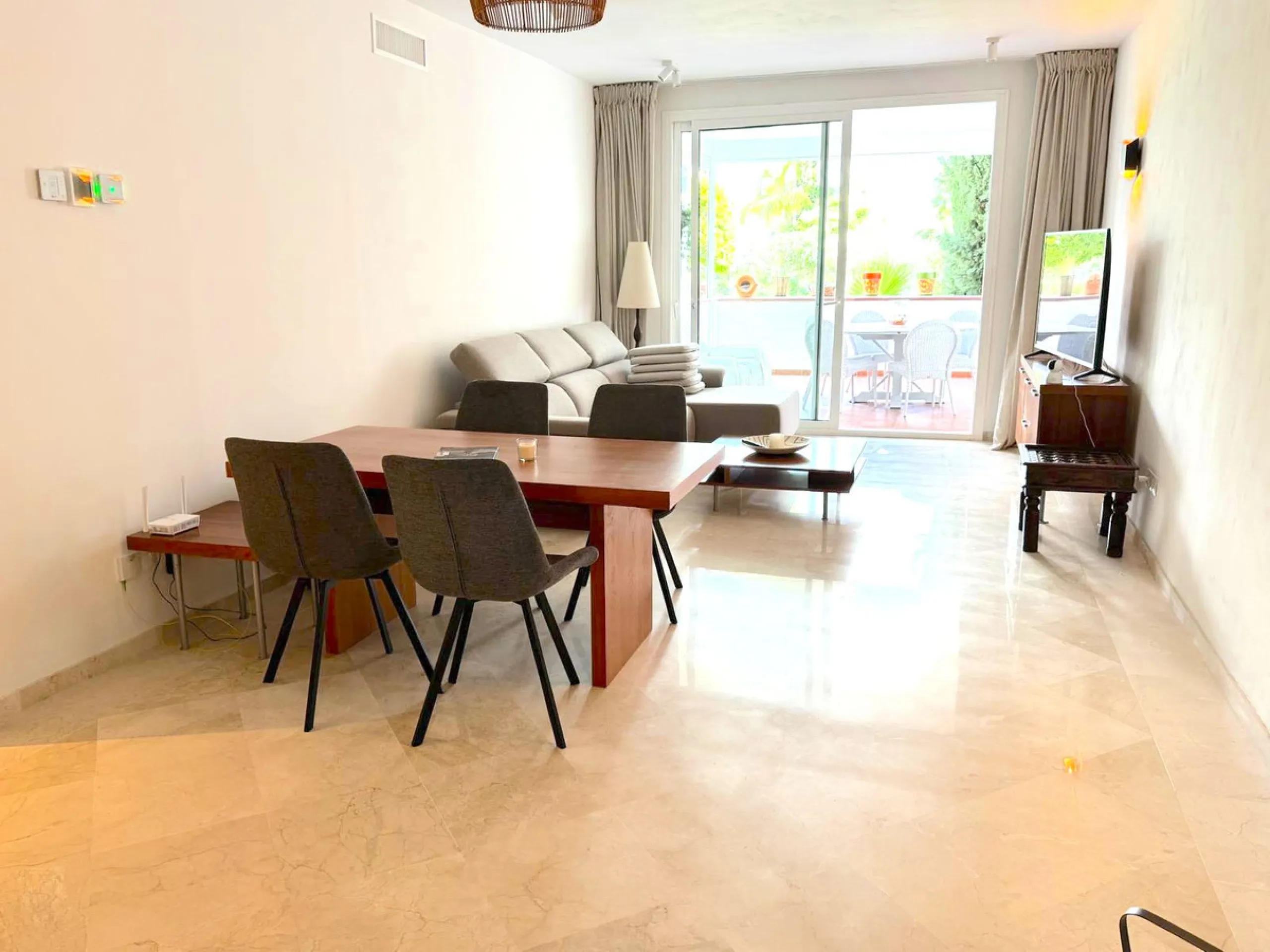 We present this extraordinary property located in the prestigious Costalita Urbanization, in the heart of the New Golden Mile of Estepona, one of the most sought-after destinations on the Costa del Sol. This elegant and spacious ground-floor apartment off