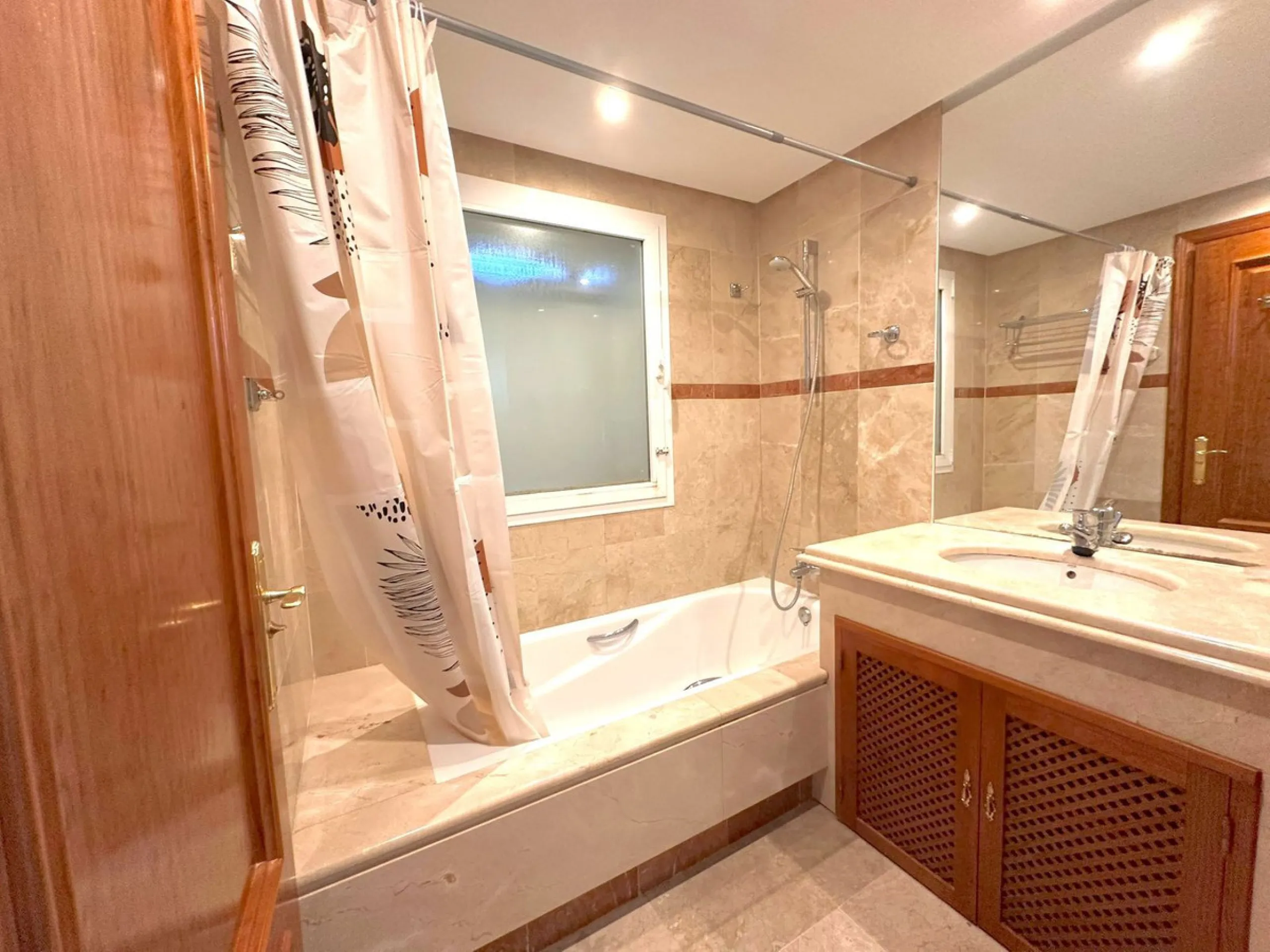 We present this extraordinary property located in the prestigious Costalita Urbanization, in the heart of the New Golden Mile of Estepona, one of the most sought-after destinations on the Costa del Sol. This elegant and spacious ground-floor apartment off