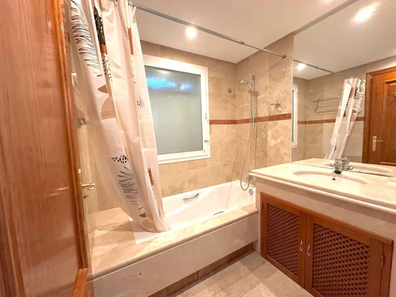 We present this extraordinary property located in the prestigious Costalita Urbanization, in the heart of the New Golden Mile of Estepona, one of the most sought-after destinations on the Costa del Sol. This elegant and spacious ground-floor apartment off