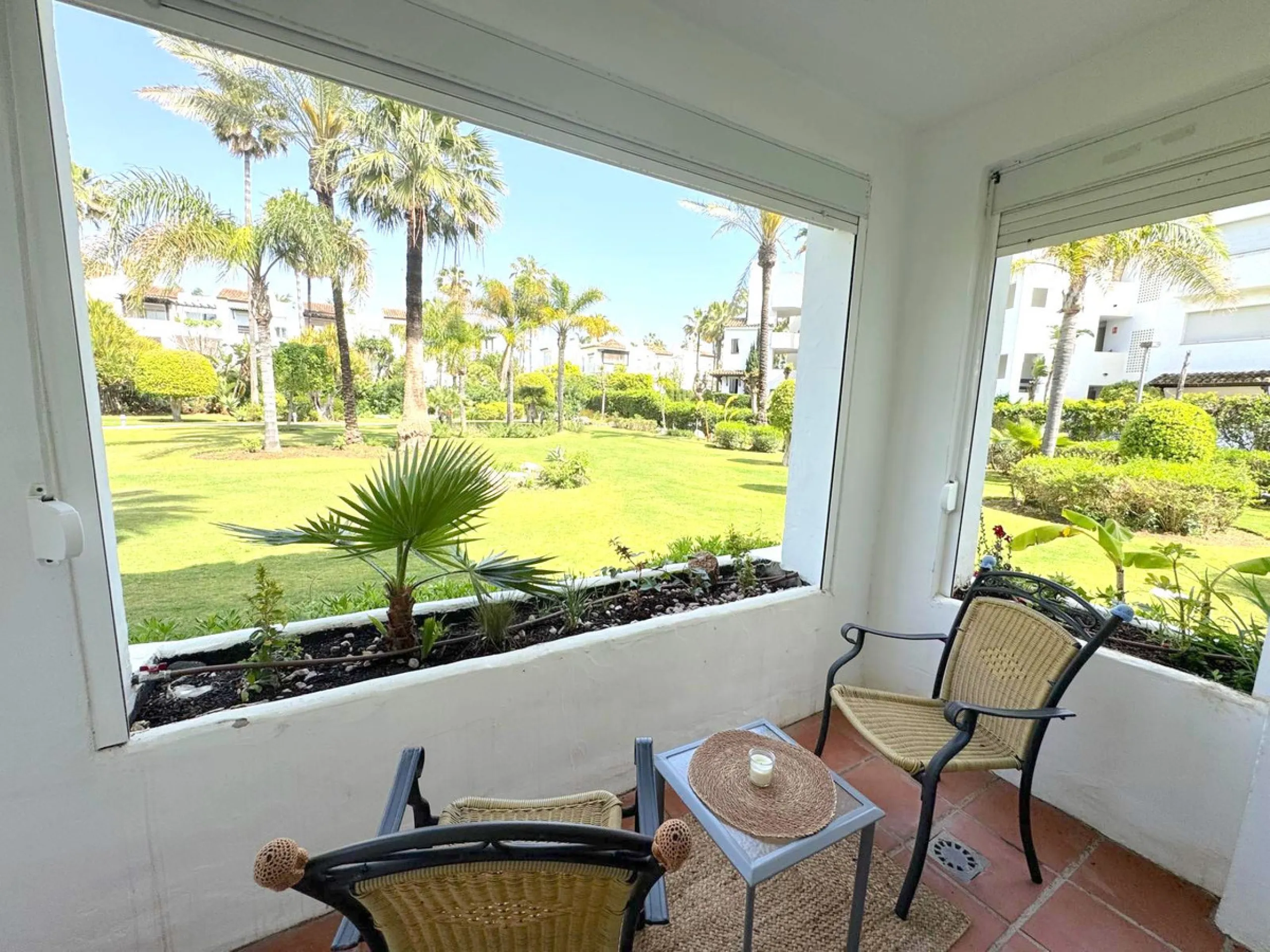 We present this extraordinary property located in the prestigious Costalita Urbanization, in the heart of the New Golden Mile of Estepona, one of the most sought-after destinations on the Costa del Sol. This elegant and spacious ground-floor apartment off
