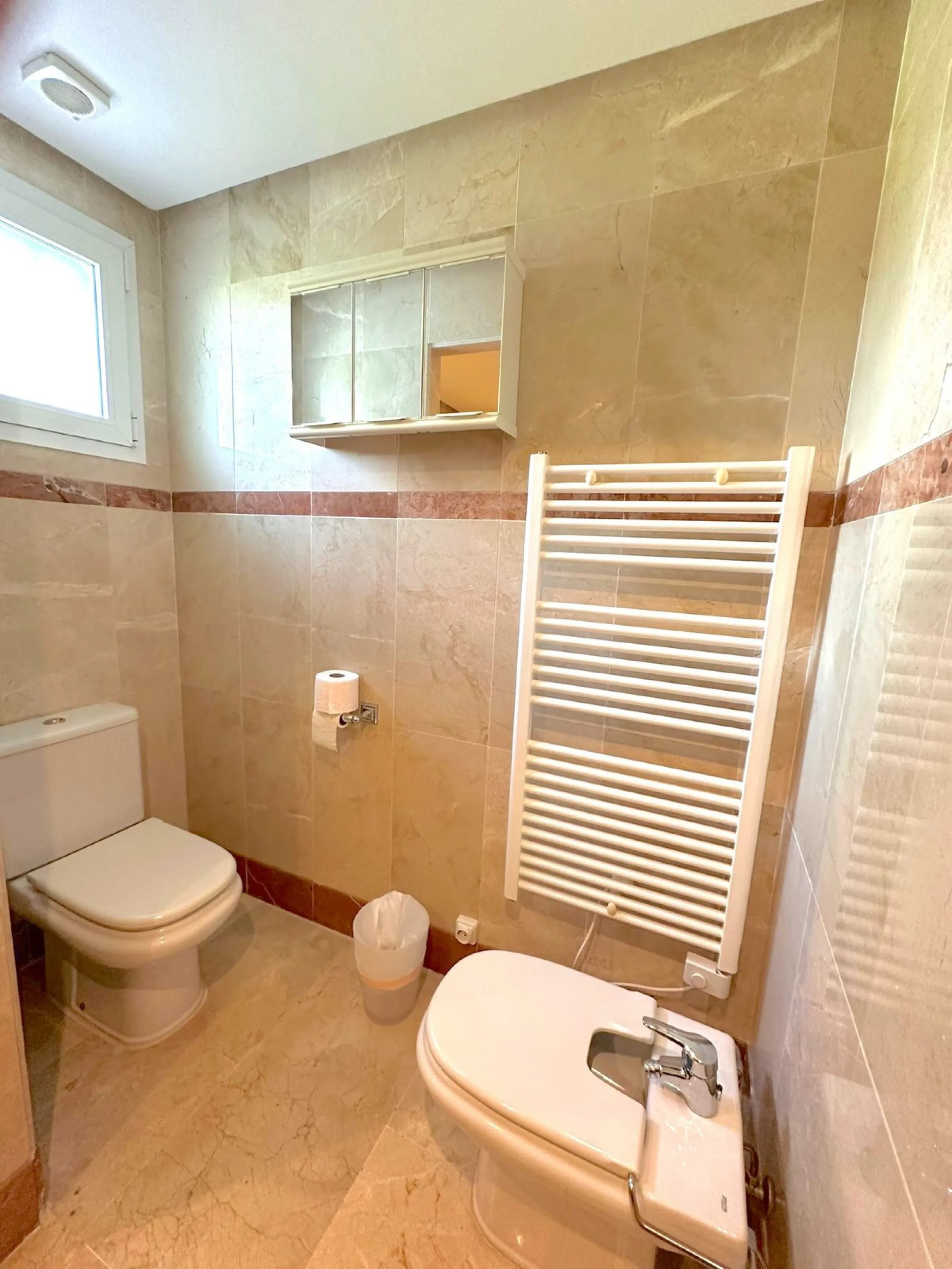 We present this extraordinary property located in the prestigious Costalita Urbanization, in the heart of the New Golden Mile of Estepona, one of the most sought-after destinations on the Costa del Sol. This elegant and spacious ground-floor apartment off