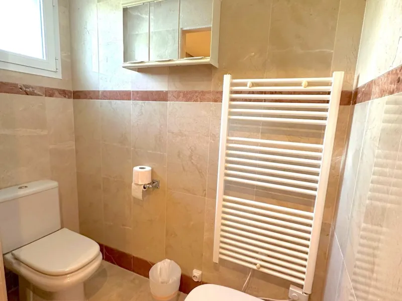We present this extraordinary property located in the prestigious Costalita Urbanization, in the heart of the New Golden Mile of Estepona, one of the most sought-after destinations on the Costa del Sol. This elegant and spacious ground-floor apartment off