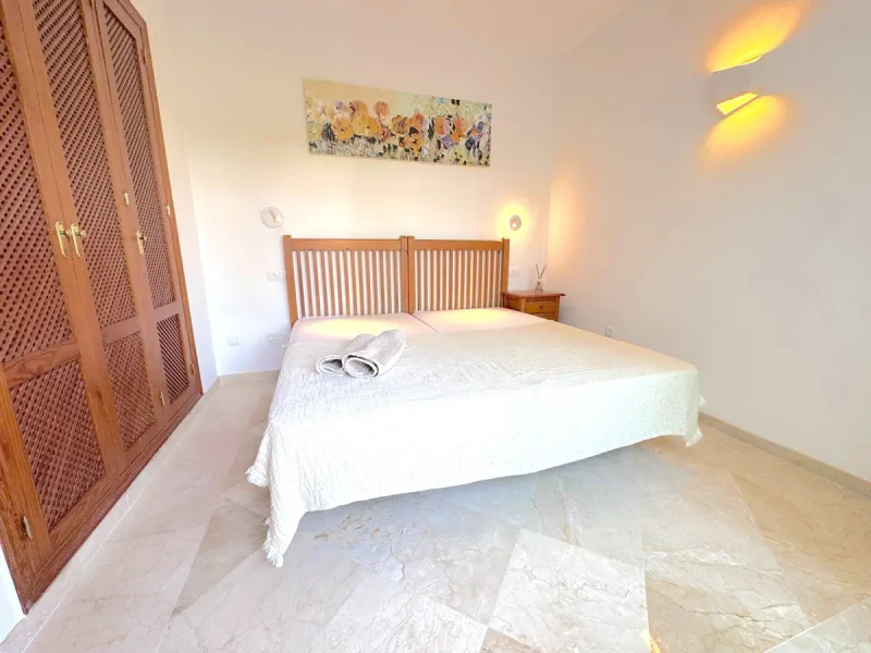 We present this extraordinary property located in the prestigious Costalita Urbanization, in the heart of the New Golden Mile of Estepona, one of the most sought-after destinations on the Costa del Sol. This elegant and spacious ground-floor apartment off