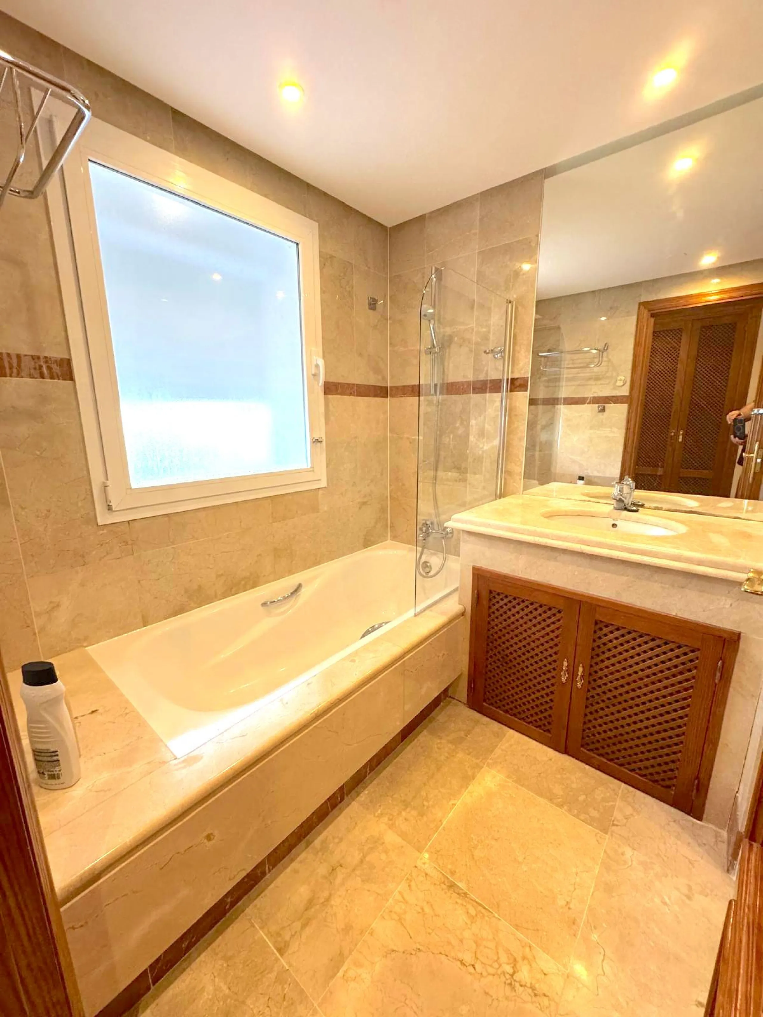 We present this extraordinary property located in the prestigious Costalita Urbanization, in the heart of the New Golden Mile of Estepona, one of the most sought-after destinations on the Costa del Sol. This elegant and spacious ground-floor apartment off