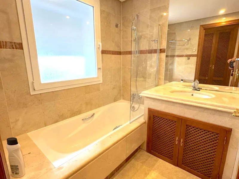 We present this extraordinary property located in the prestigious Costalita Urbanization, in the heart of the New Golden Mile of Estepona, one of the most sought-after destinations on the Costa del Sol. This elegant and spacious ground-floor apartment off
