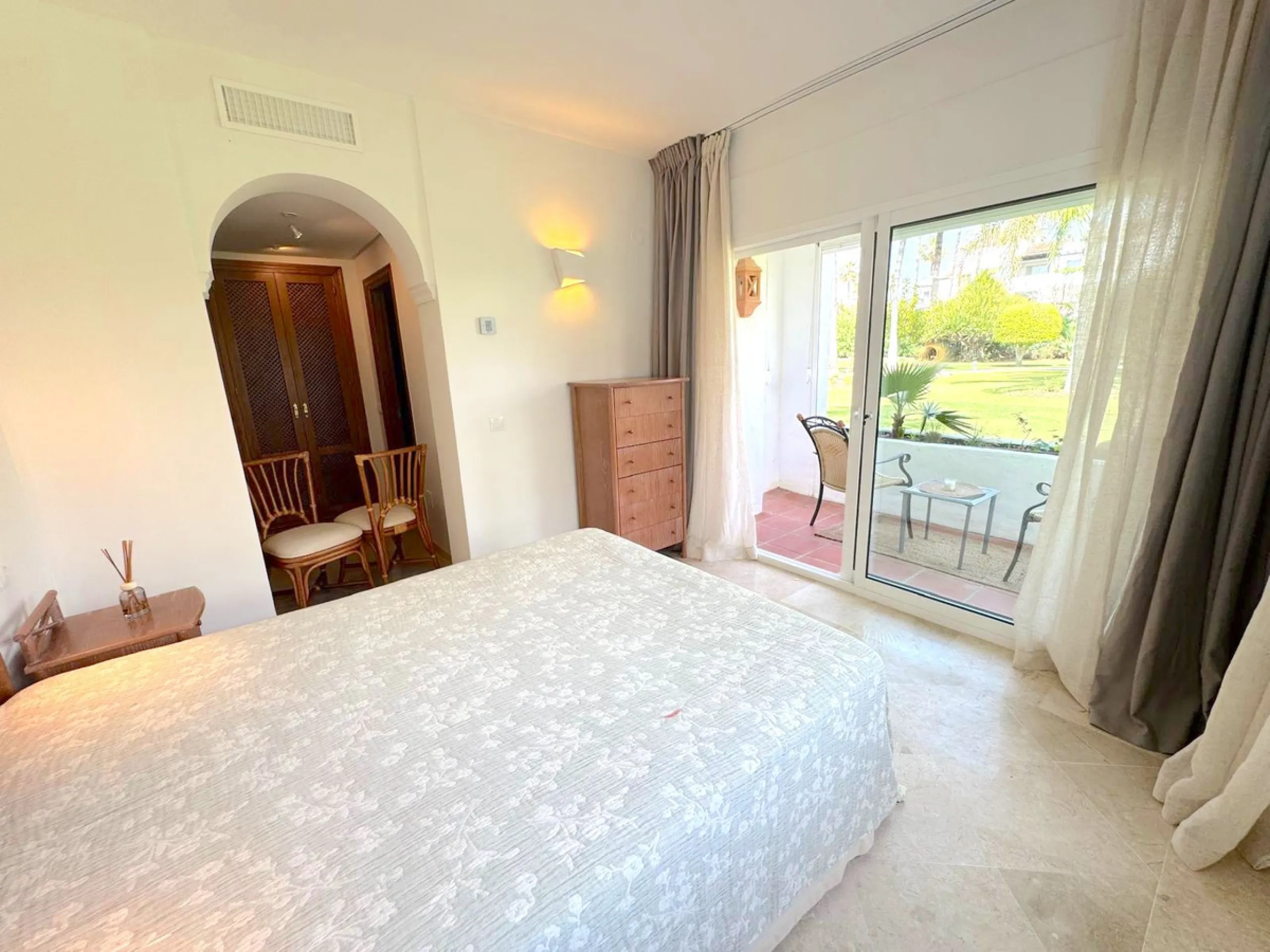We present this extraordinary property located in the prestigious Costalita Urbanization, in the heart of the New Golden Mile of Estepona, one of the most sought-after destinations on the Costa del Sol. This elegant and spacious ground-floor apartment off