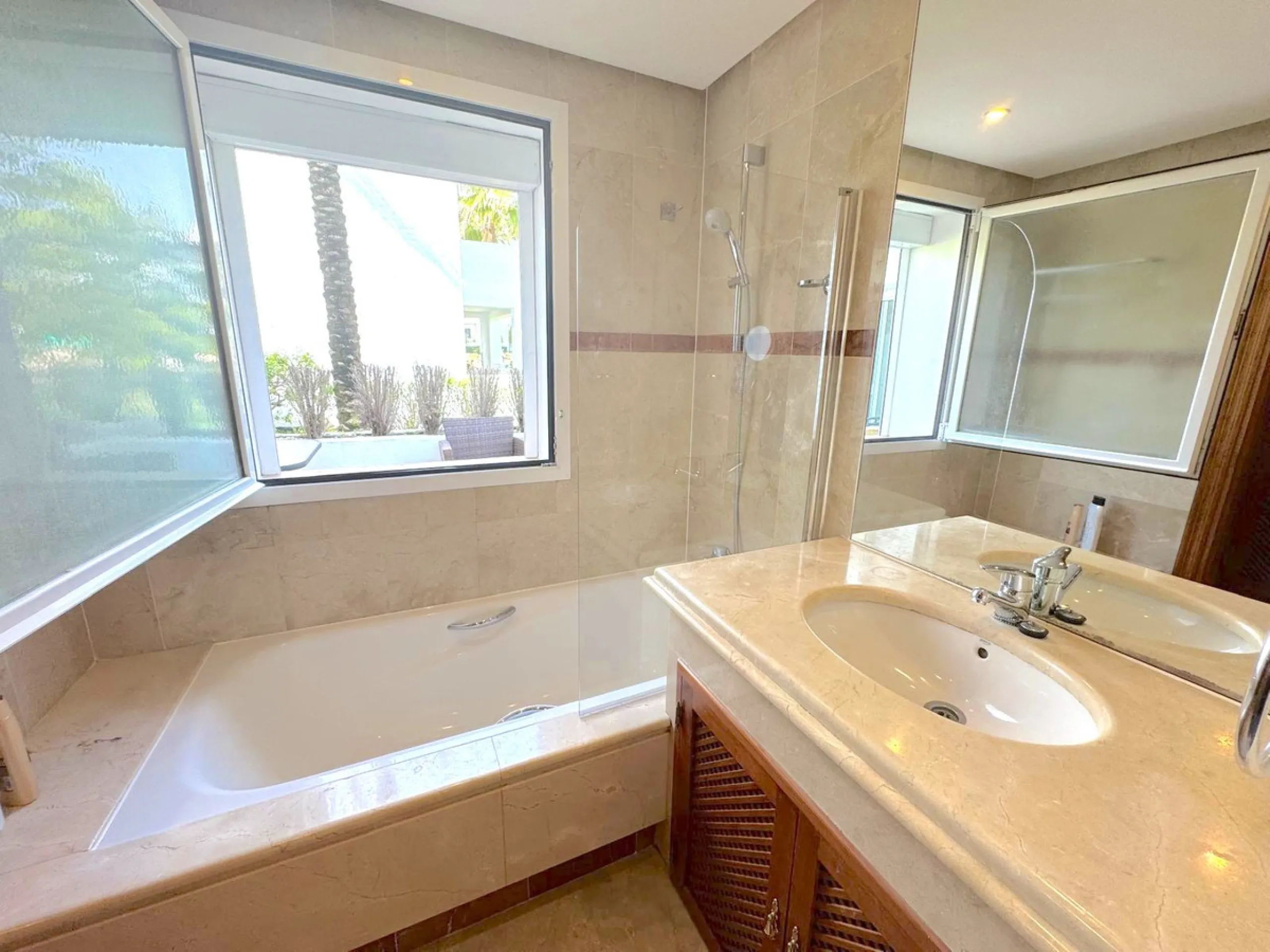 We present this extraordinary property located in the prestigious Costalita Urbanization, in the heart of the New Golden Mile of Estepona, one of the most sought-after destinations on the Costa del Sol. This elegant and spacious ground-floor apartment off