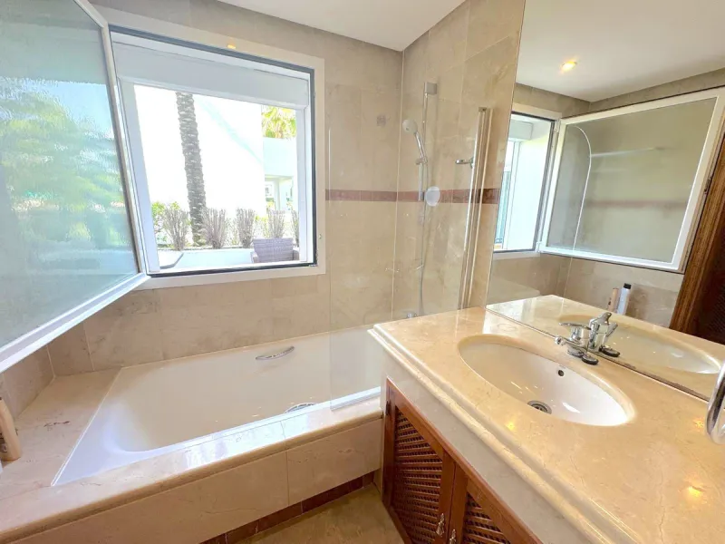 We present this extraordinary property located in the prestigious Costalita Urbanization, in the heart of the New Golden Mile of Estepona, one of the most sought-after destinations on the Costa del Sol. This elegant and spacious ground-floor apartment off
