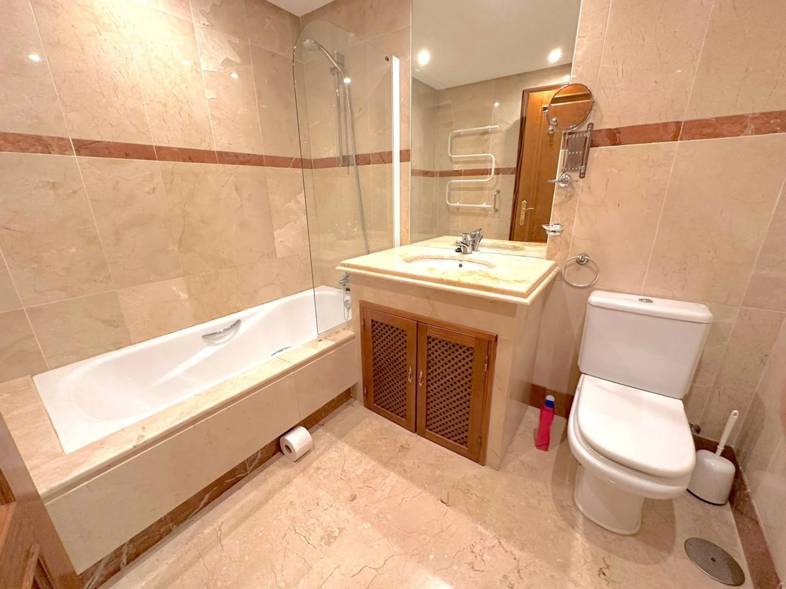 We present this extraordinary property located in the prestigious Costalita Urbanization, in the heart of the New Golden Mile of Estepona, one of the most sought-after destinations on the Costa del Sol. This elegant and spacious ground-floor apartment off