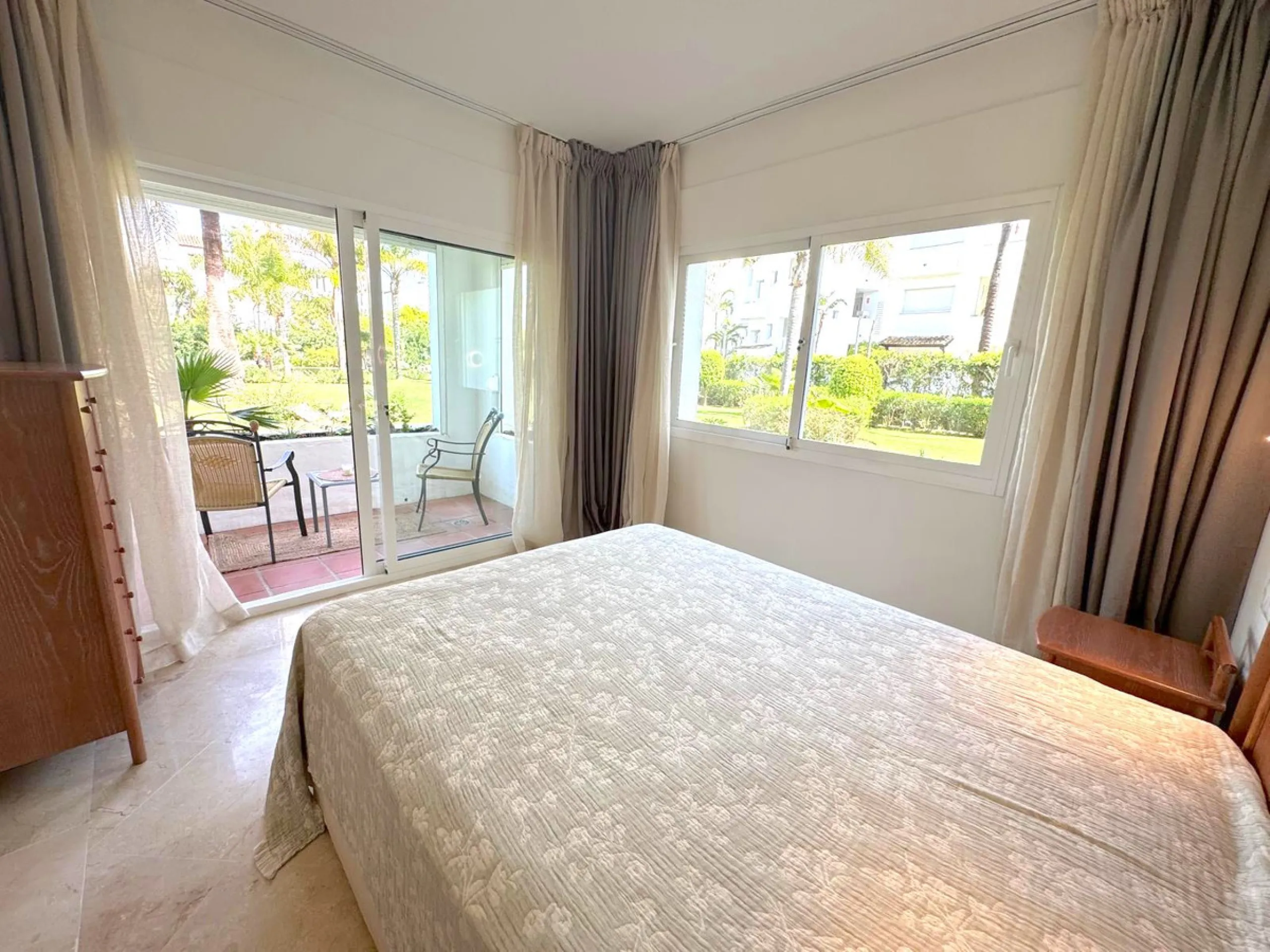 We present this extraordinary property located in the prestigious Costalita Urbanization, in the heart of the New Golden Mile of Estepona, one of the most sought-after destinations on the Costa del Sol. This elegant and spacious ground-floor apartment off