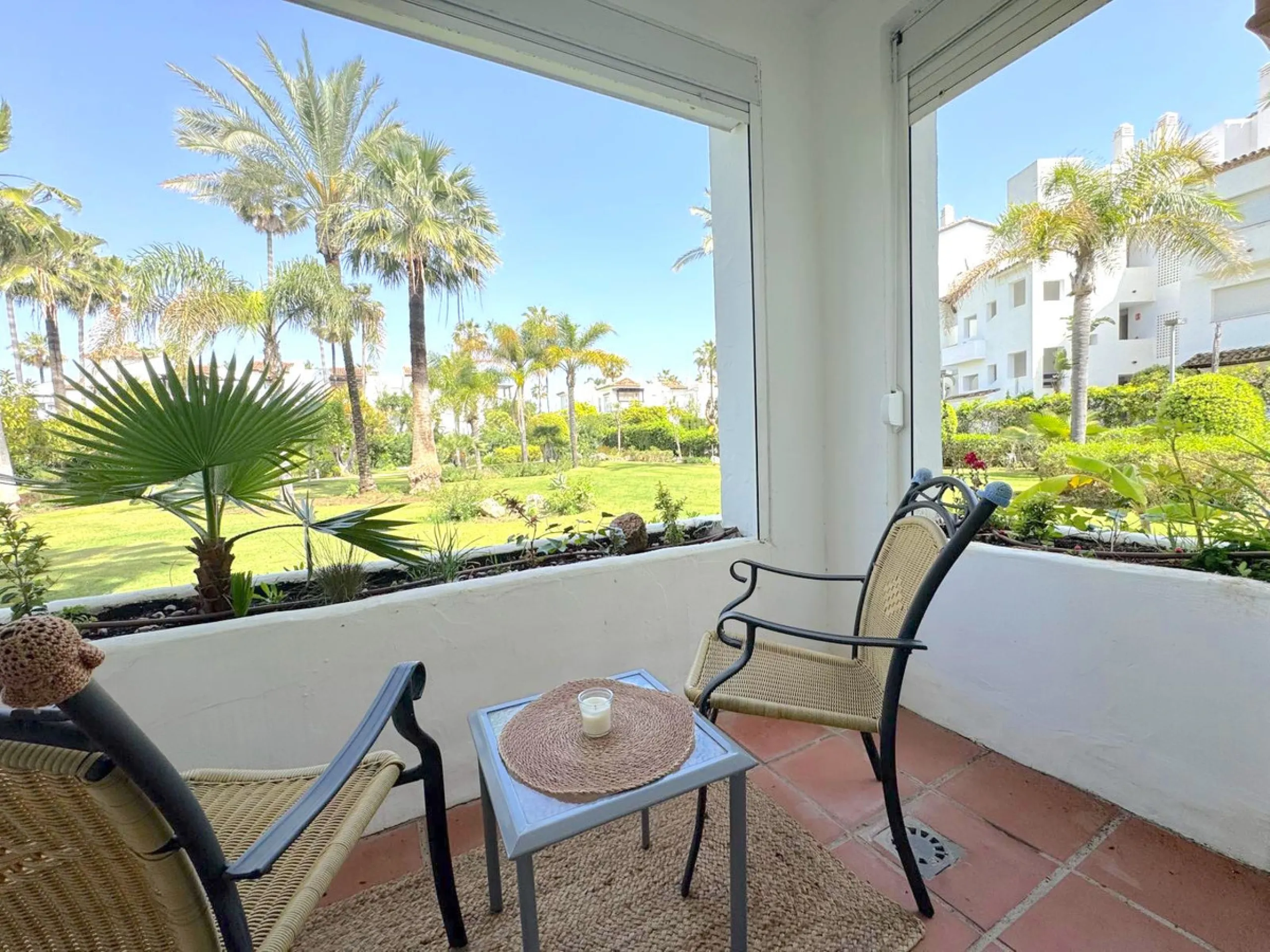 We present this extraordinary property located in the prestigious Costalita Urbanization, in the heart of the New Golden Mile of Estepona, one of the most sought-after destinations on the Costa del Sol. This elegant and spacious ground-floor apartment off