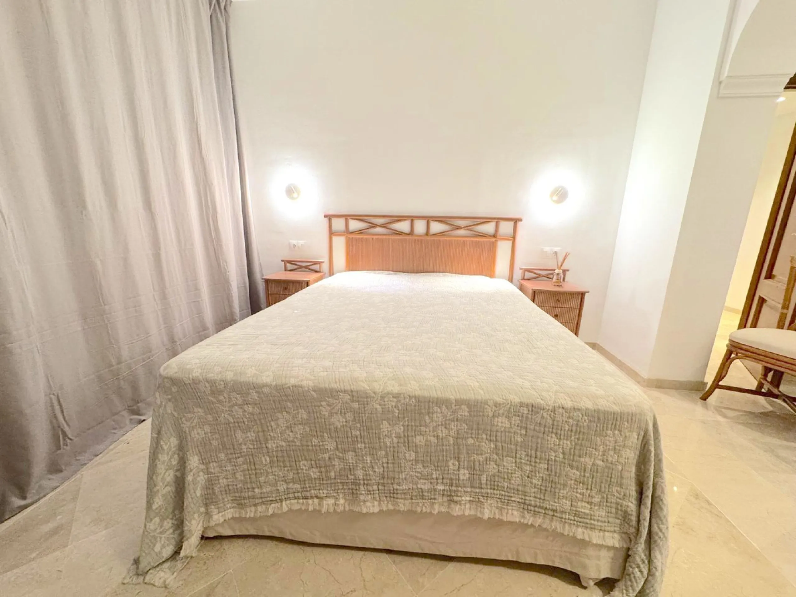 We present this extraordinary property located in the prestigious Costalita Urbanization, in the heart of the New Golden Mile of Estepona, one of the most sought-after destinations on the Costa del Sol. This elegant and spacious ground-floor apartment off