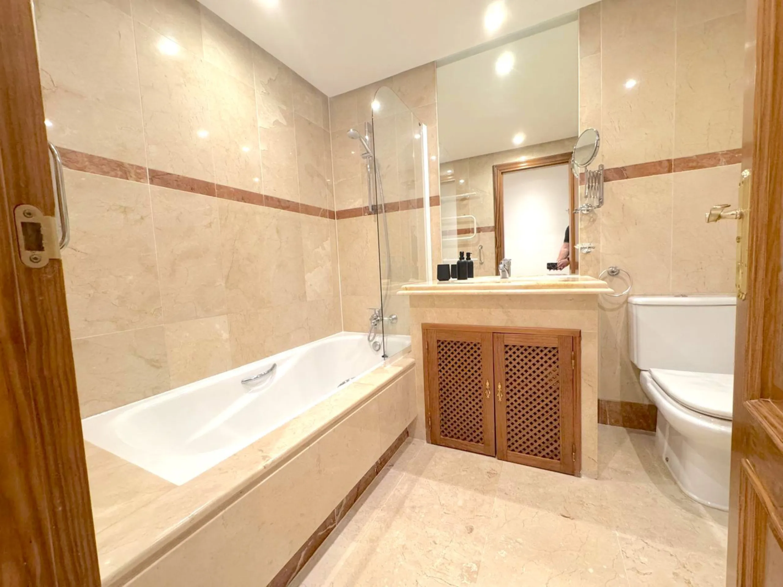 We present this extraordinary property located in the prestigious Costalita Urbanization, in the heart of the New Golden Mile of Estepona, one of the most sought-after destinations on the Costa del Sol. This elegant and spacious ground-floor apartment off
