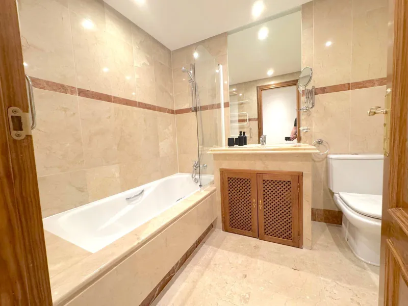 We present this extraordinary property located in the prestigious Costalita Urbanization, in the heart of the New Golden Mile of Estepona, one of the most sought-after destinations on the Costa del Sol. This elegant and spacious ground-floor apartment off