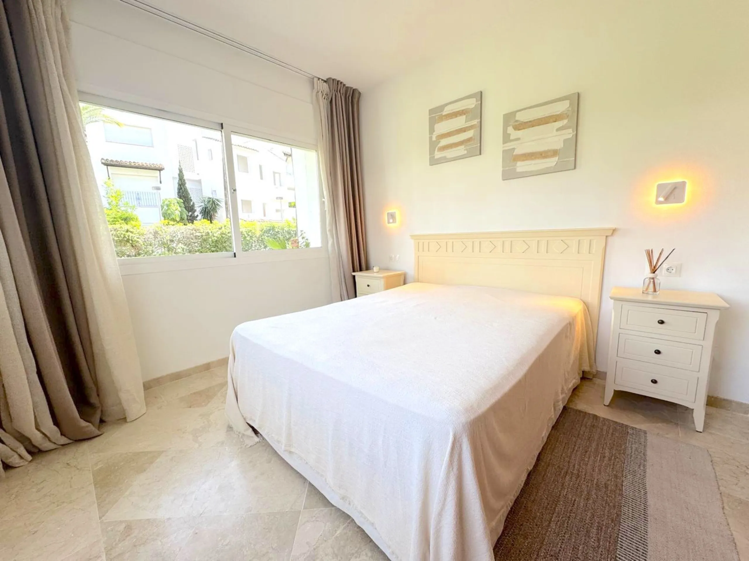 We present this extraordinary property located in the prestigious Costalita Urbanization, in the heart of the New Golden Mile of Estepona, one of the most sought-after destinations on the Costa del Sol. This elegant and spacious ground-floor apartment off