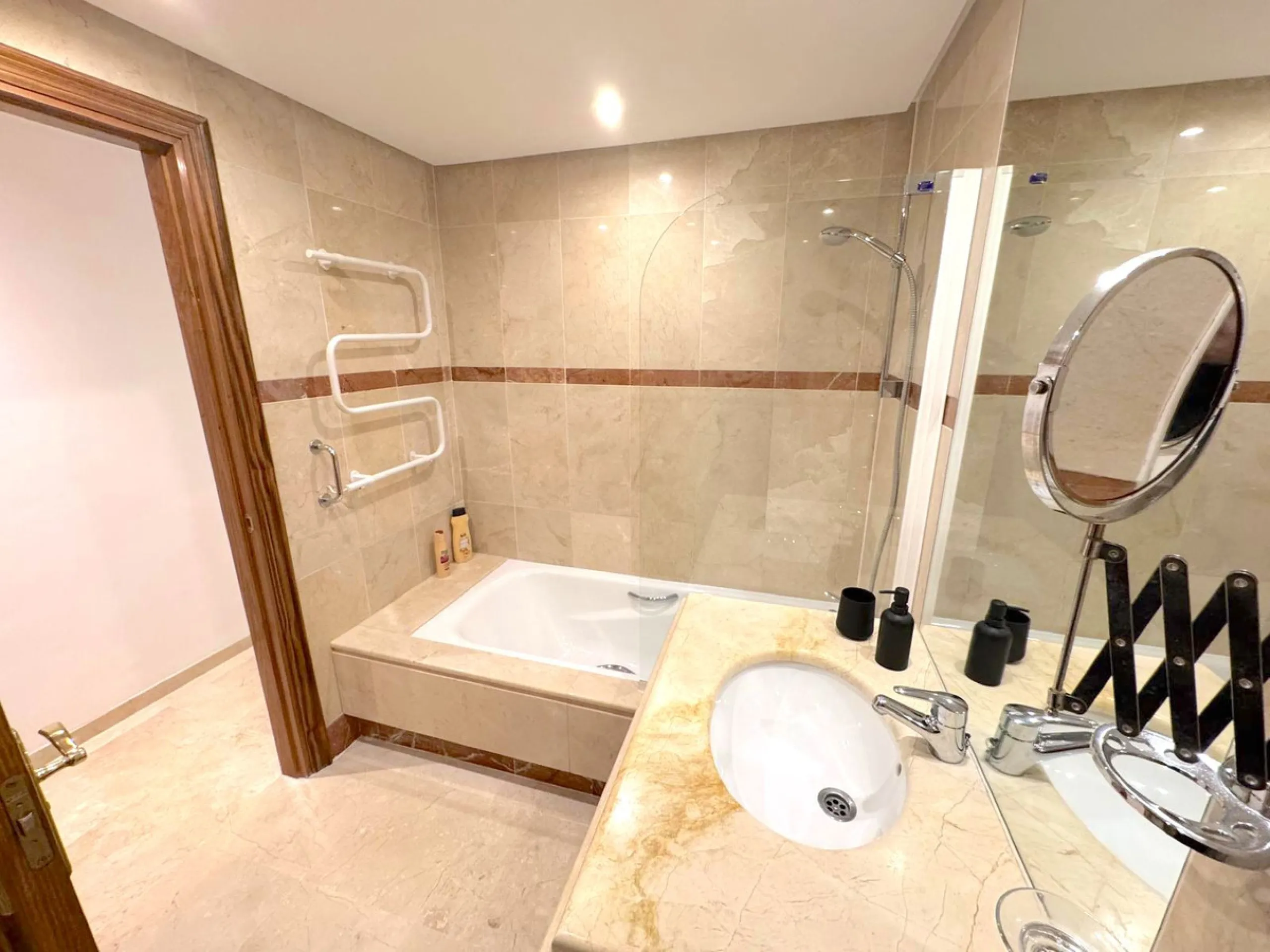 We present this extraordinary property located in the prestigious Costalita Urbanization, in the heart of the New Golden Mile of Estepona, one of the most sought-after destinations on the Costa del Sol. This elegant and spacious ground-floor apartment off
