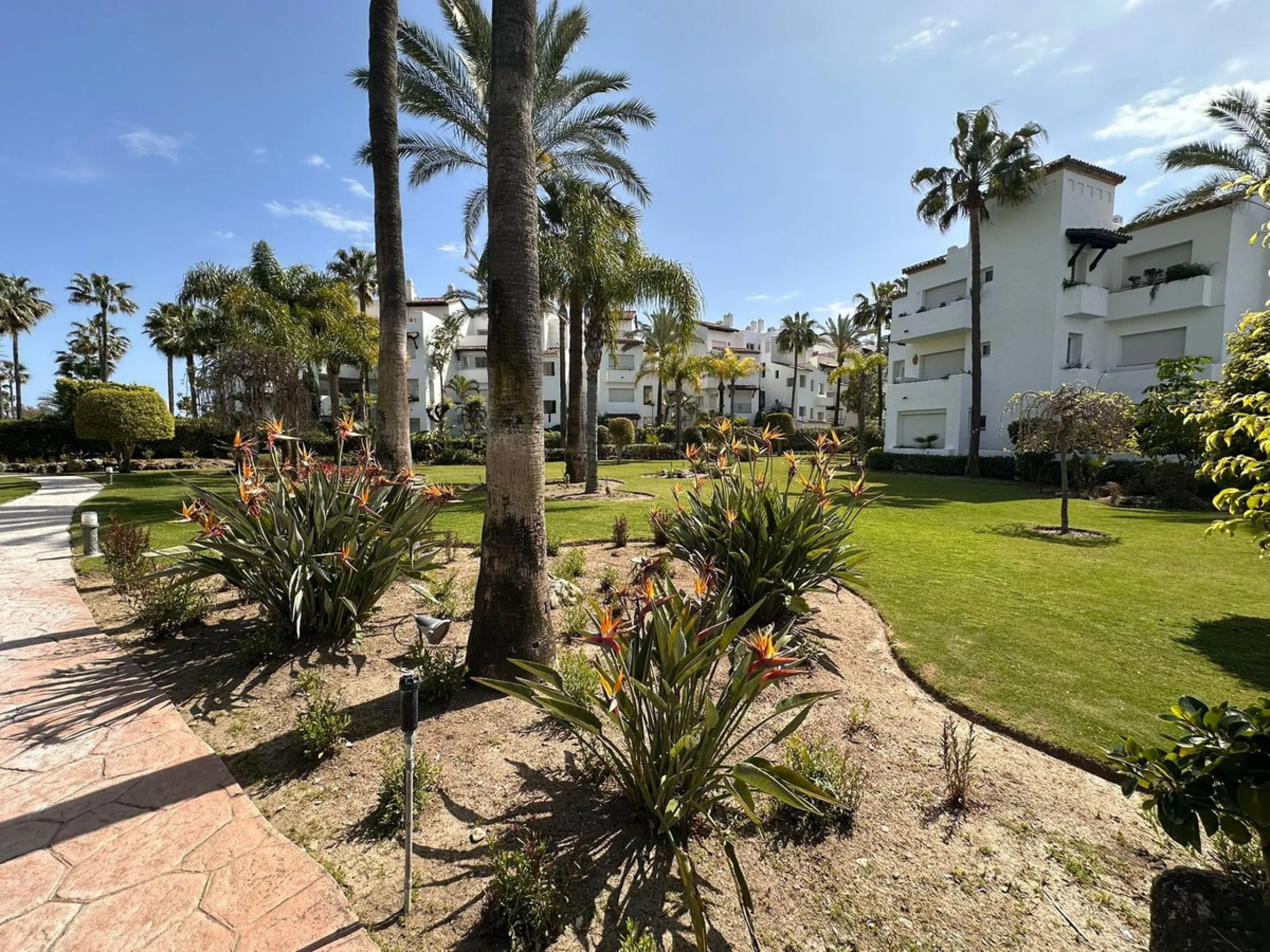 We present this extraordinary property located in the prestigious Costalita Urbanization, in the heart of the New Golden Mile of Estepona, one of the most sought-after destinations on the Costa del Sol. This elegant and spacious ground-floor apartment off