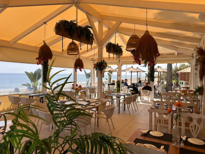 We present this extraordinary property located in the prestigious Costalita Urbanization, in the heart of the New Golden Mile of Estepona, one of the most sought-after destinations on the Costa del Sol. This elegant and spacious ground-floor apartment off