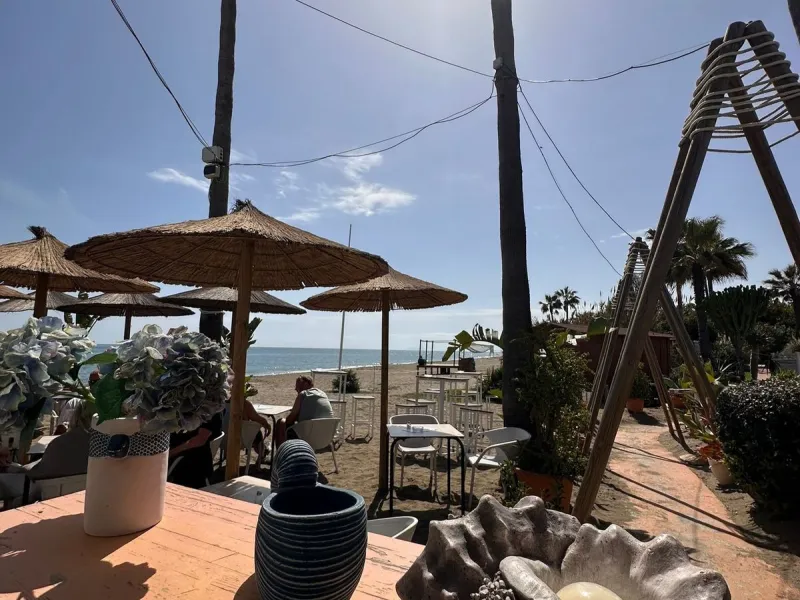 We present this extraordinary property located in the prestigious Costalita Urbanization, in the heart of the New Golden Mile of Estepona, one of the most sought-after destinations on the Costa del Sol. This elegant and spacious ground-floor apartment off