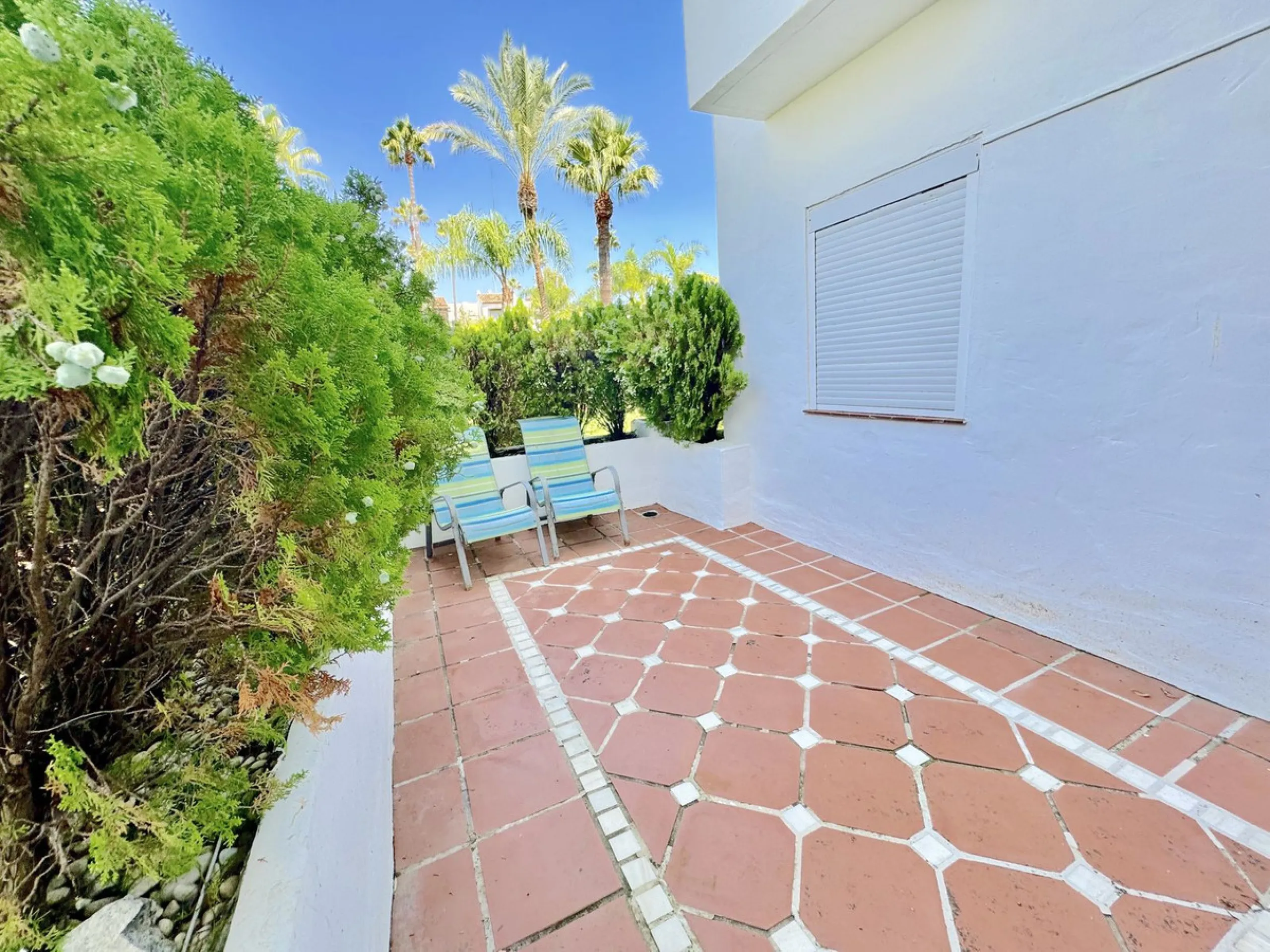 We present this extraordinary property located in the prestigious Costalita Urbanization, in the heart of the New Golden Mile of Estepona, one of the most sought-after destinations on the Costa del Sol. This elegant and spacious ground-floor apartment off