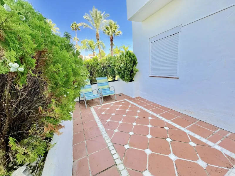 We present this extraordinary property located in the prestigious Costalita Urbanization, in the heart of the New Golden Mile of Estepona, one of the most sought-after destinations on the Costa del Sol. This elegant and spacious ground-floor apartment off