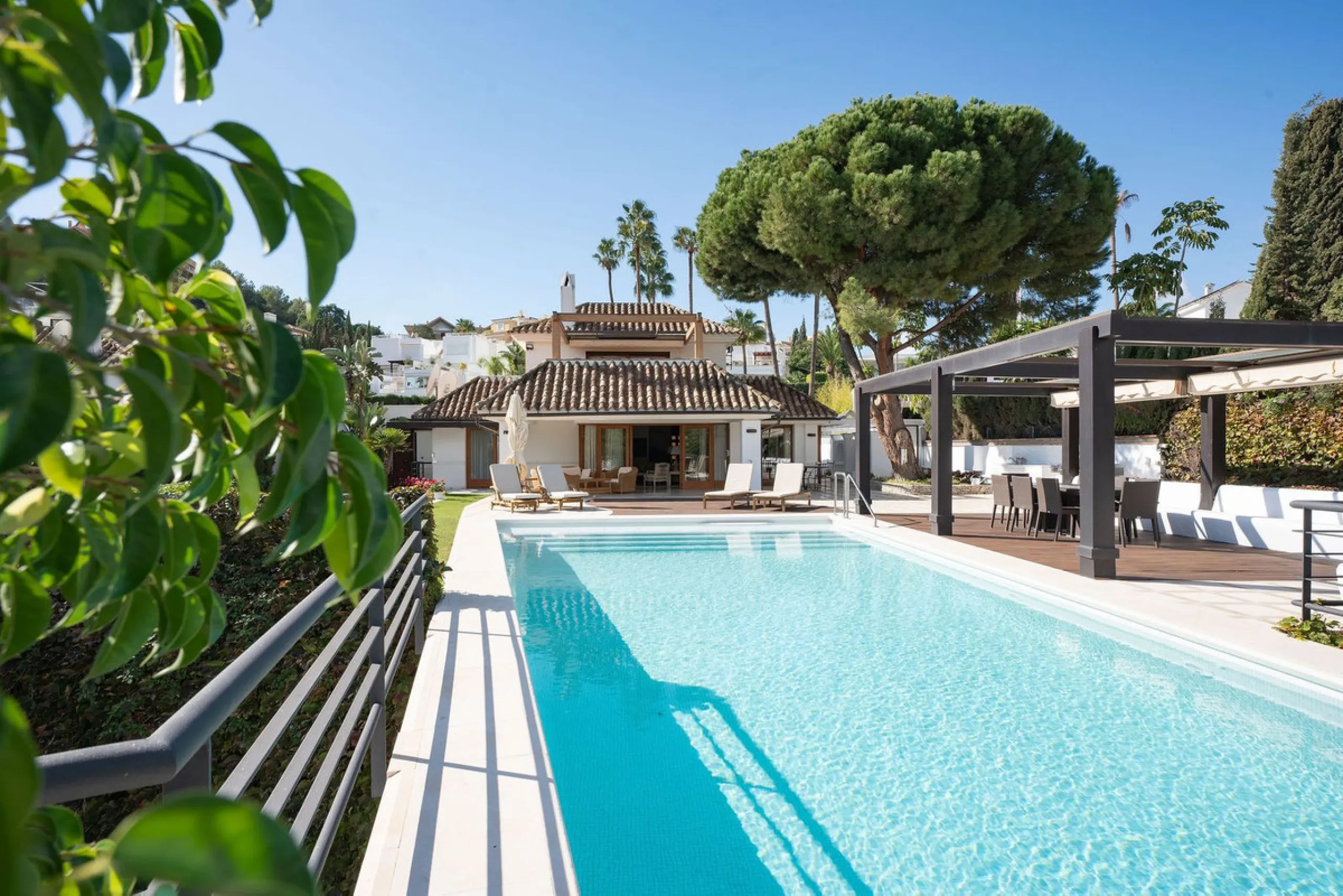 Rare opportunity to aquire a classic villa in perfect condition frontline to Royal Las Brisas Golf. As you enter you immediately feel that the house was built to very high standards where details and personal touches can be seen throughout. The main floor