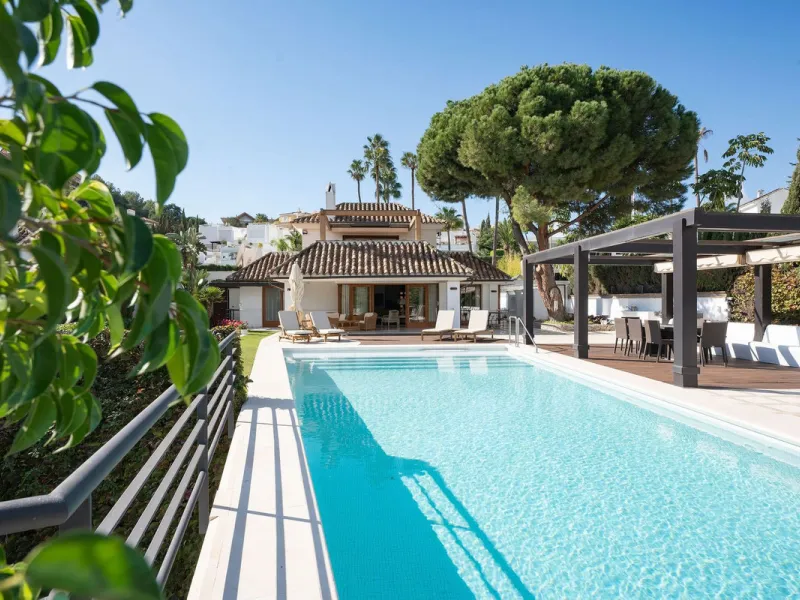 Rare opportunity to aquire a classic villa in perfect condition frontline to Royal Las Brisas Golf. As you enter you immediately feel that the house was built to very high standards where details and personal touches can be seen throughout. The main floor