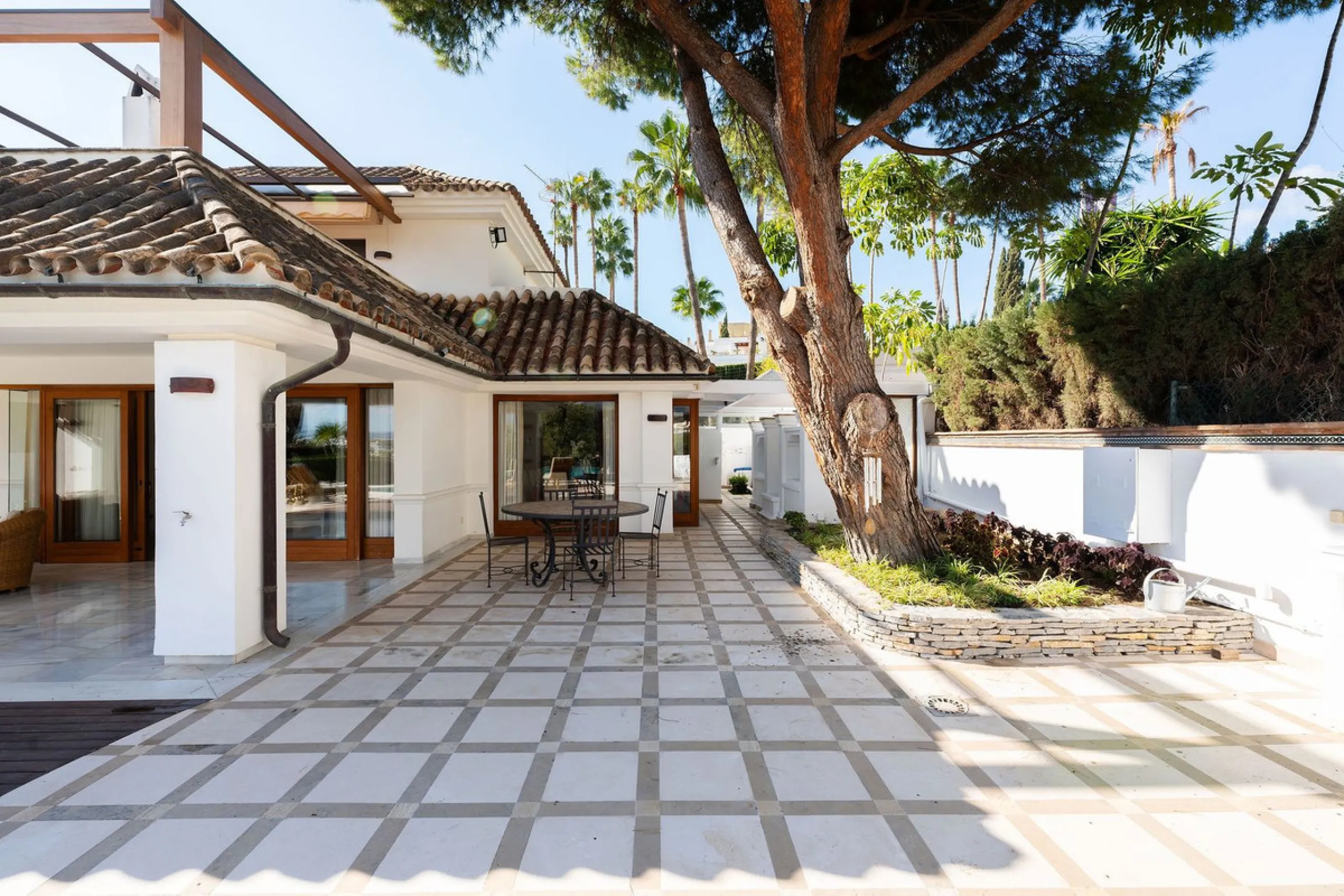Rare opportunity to aquire a classic villa in perfect condition frontline to Royal Las Brisas Golf. As you enter you immediately feel that the house was built to very high standards where details and personal touches can be seen throughout. The main floor