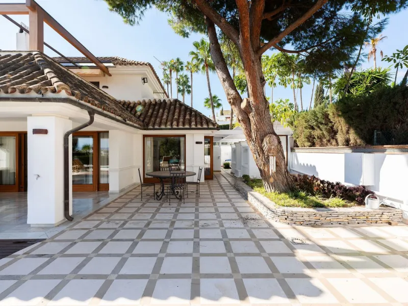 Rare opportunity to aquire a classic villa in perfect condition frontline to Royal Las Brisas Golf. As you enter you immediately feel that the house was built to very high standards where details and personal touches can be seen throughout. The main floor
