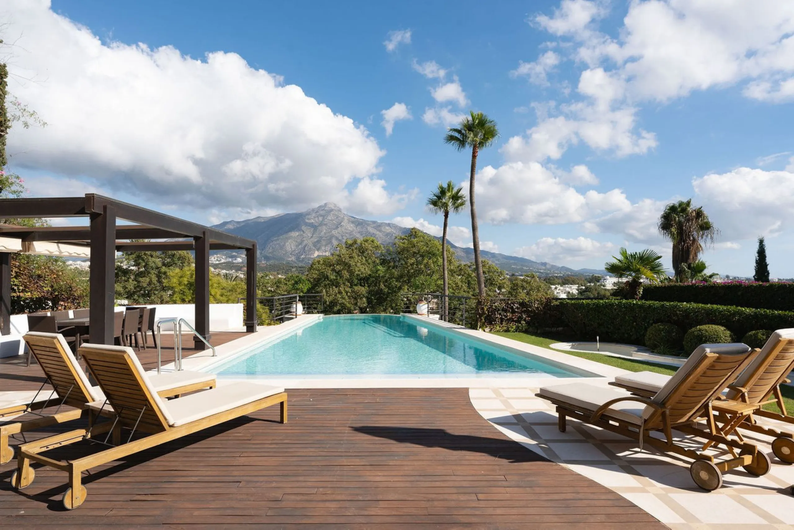 Rare opportunity to aquire a classic villa in perfect condition frontline to Royal Las Brisas Golf. As you enter you immediately feel that the house was built to very high standards where details and personal touches can be seen throughout. The main floor