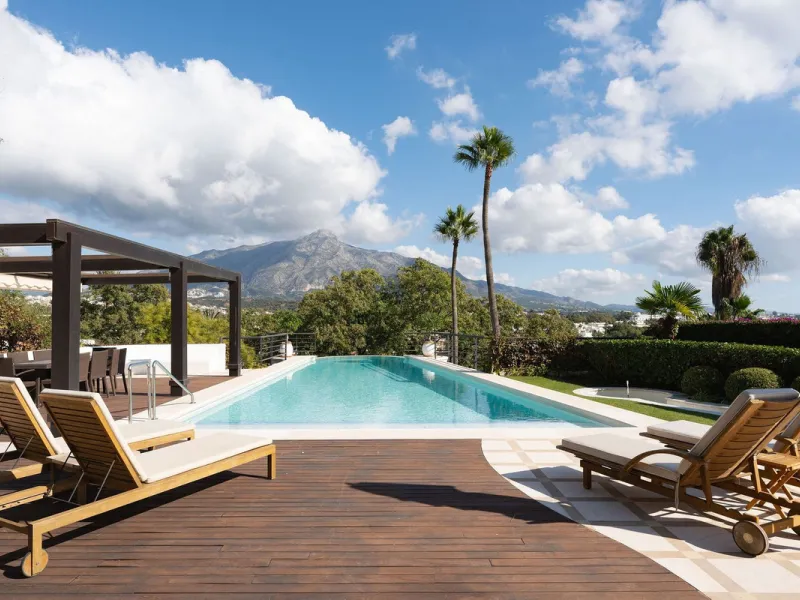 Rare opportunity to aquire a classic villa in perfect condition frontline to Royal Las Brisas Golf. As you enter you immediately feel that the house was built to very high standards where details and personal touches can be seen throughout. The main floor