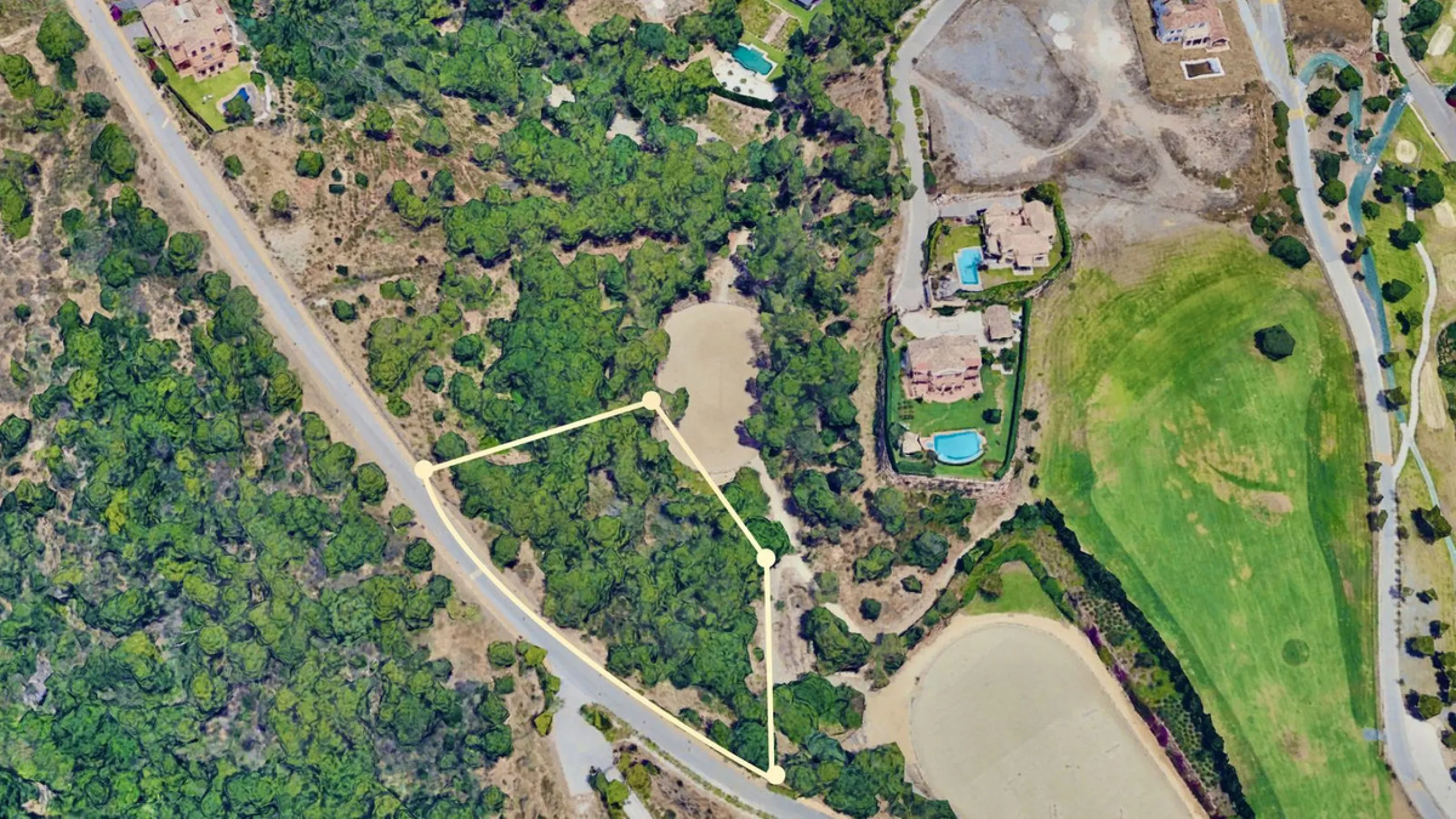 Located in the exclusive gated community of Monte Mayor, this exceptional 4,901 m² residential plot offers a unique opportunity to build a private villa surrounded by nature in one of the most tranquil areas of Benahavís.