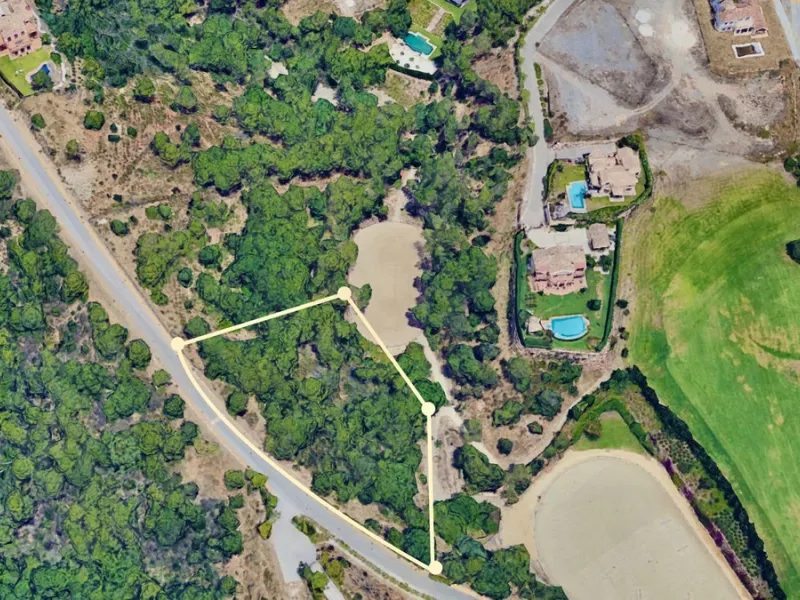 Located in the exclusive gated community of Monte Mayor, this exceptional 4,901 m² residential plot offers a unique opportunity to build a private villa surrounded by nature in one of the most tranquil areas of Benahavís.