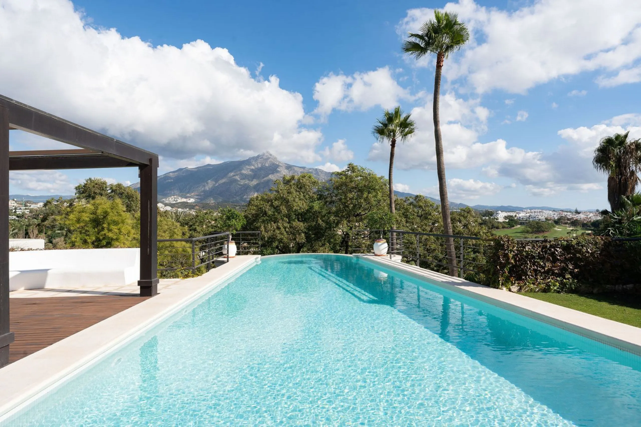 Rare opportunity to aquire a classic villa in perfect condition frontline to Royal Las Brisas Golf. As you enter you immediately feel that the house was built to very high standards where details and personal touches can be seen throughout. The main floor