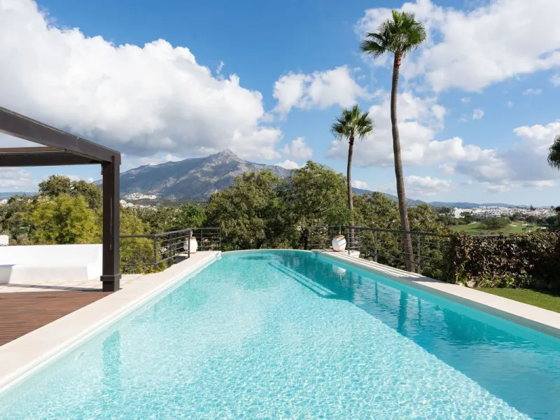 Rare opportunity to aquire a classic villa in perfect condition frontline to Royal Las Brisas Golf. As you enter you immediately feel that the house was built to very high standards where details and personal touches can be seen throughout. The main floor