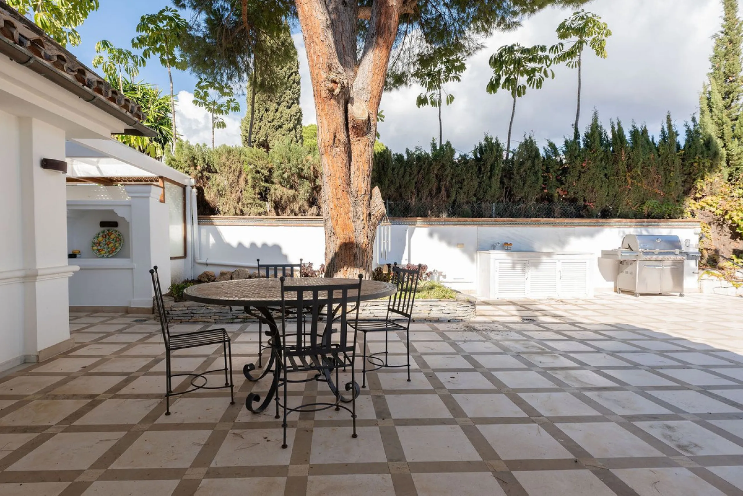 Rare opportunity to aquire a classic villa in perfect condition frontline to Royal Las Brisas Golf. As you enter you immediately feel that the house was built to very high standards where details and personal touches can be seen throughout. The main floor
