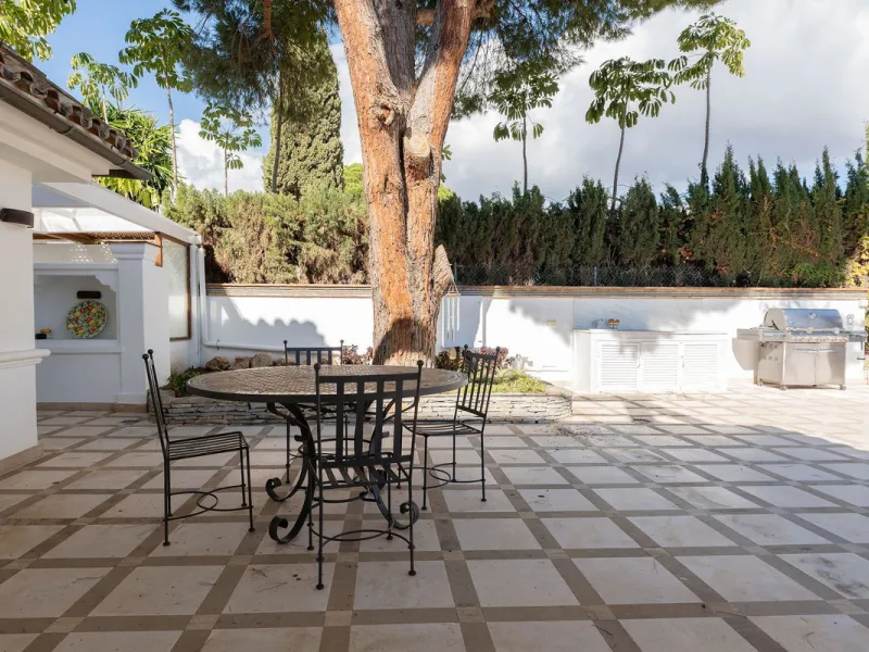 Rare opportunity to aquire a classic villa in perfect condition frontline to Royal Las Brisas Golf. As you enter you immediately feel that the house was built to very high standards where details and personal touches can be seen throughout. The main floor