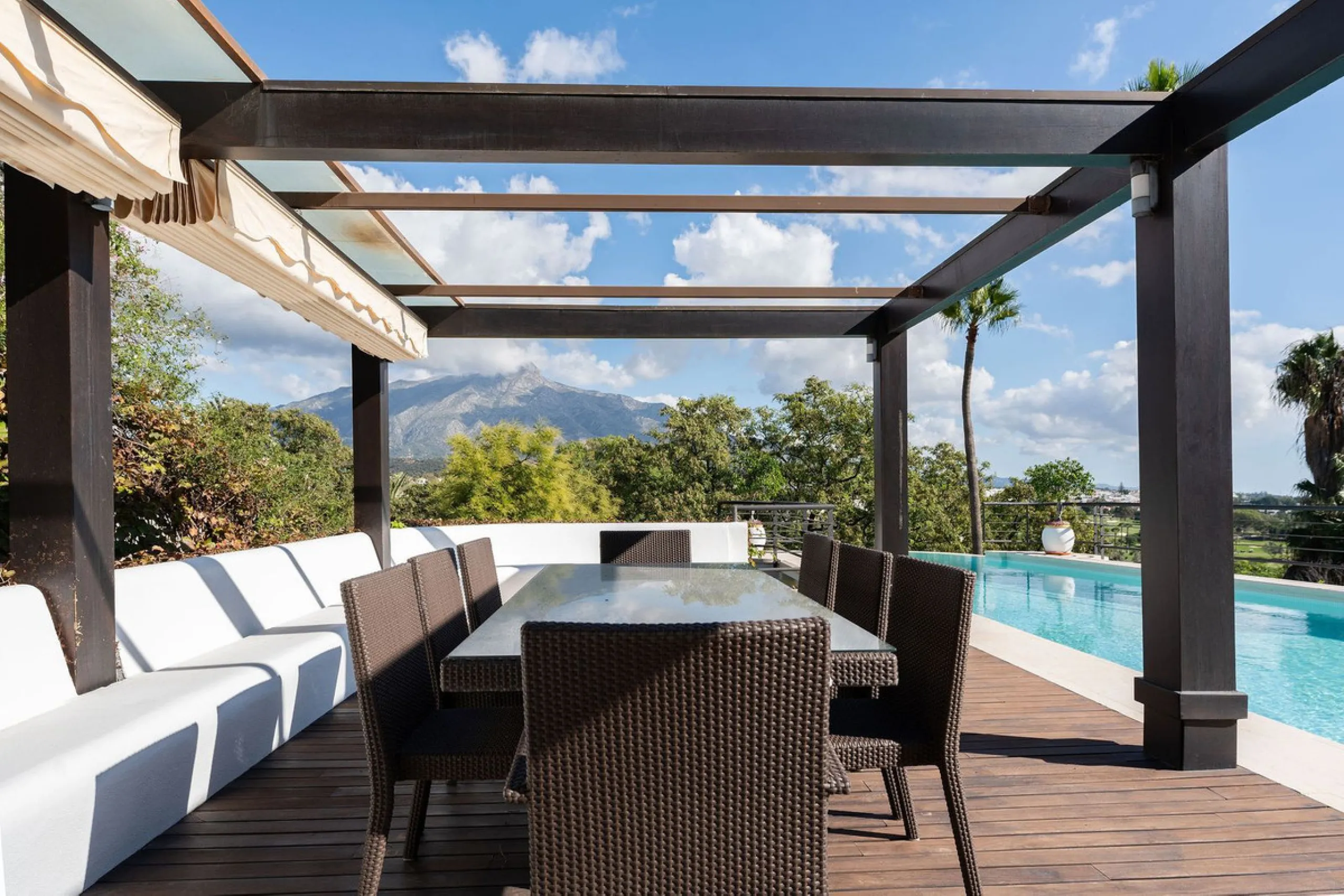 Rare opportunity to aquire a classic villa in perfect condition frontline to Royal Las Brisas Golf. As you enter you immediately feel that the house was built to very high standards where details and personal touches can be seen throughout. The main floor
