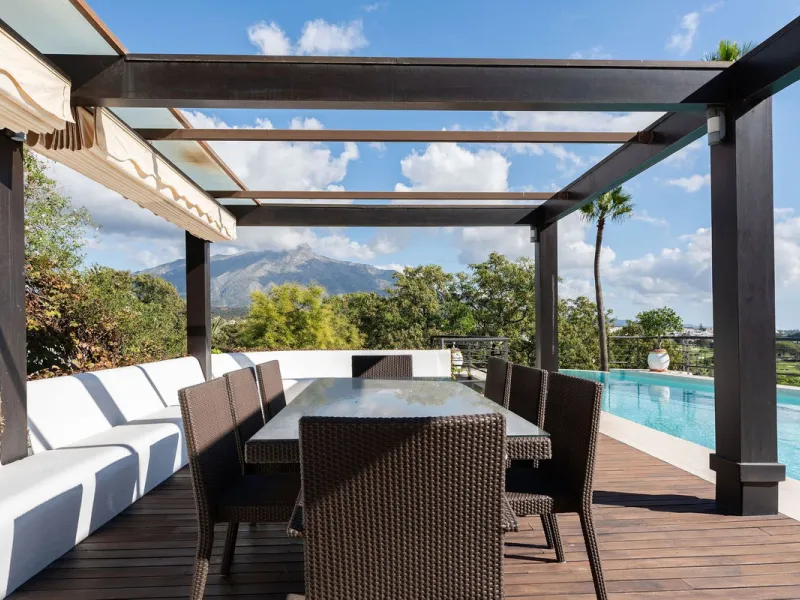 Rare opportunity to aquire a classic villa in perfect condition frontline to Royal Las Brisas Golf. As you enter you immediately feel that the house was built to very high standards where details and personal touches can be seen throughout. The main floor