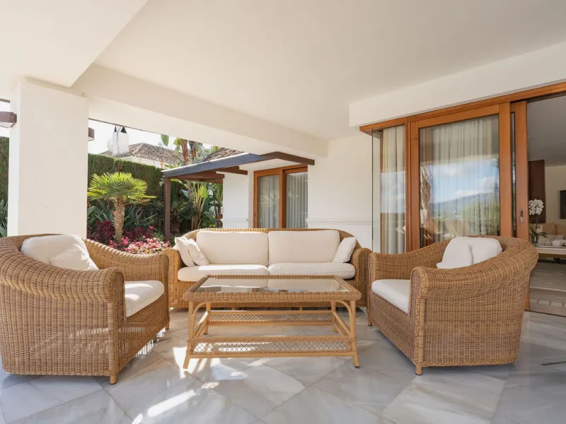 Rare opportunity to aquire a classic villa in perfect condition frontline to Royal Las Brisas Golf. As you enter you immediately feel that the house was built to very high standards where details and personal touches can be seen throughout. The main floor