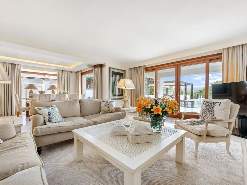 Rare opportunity to aquire a classic villa in perfect condition frontline to Royal Las Brisas Golf. As you enter you immediately feel that the house was built to very high standards where details and personal touches can be seen throughout. The main floor