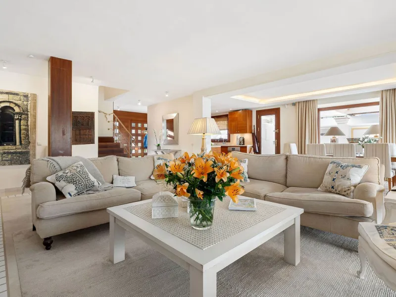 Rare opportunity to aquire a classic villa in perfect condition frontline to Royal Las Brisas Golf. As you enter you immediately feel that the house was built to very high standards where details and personal touches can be seen throughout. The main floor