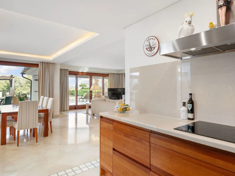 Rare opportunity to aquire a classic villa in perfect condition frontline to Royal Las Brisas Golf. As you enter you immediately feel that the house was built to very high standards where details and personal touches can be seen throughout. The main floor