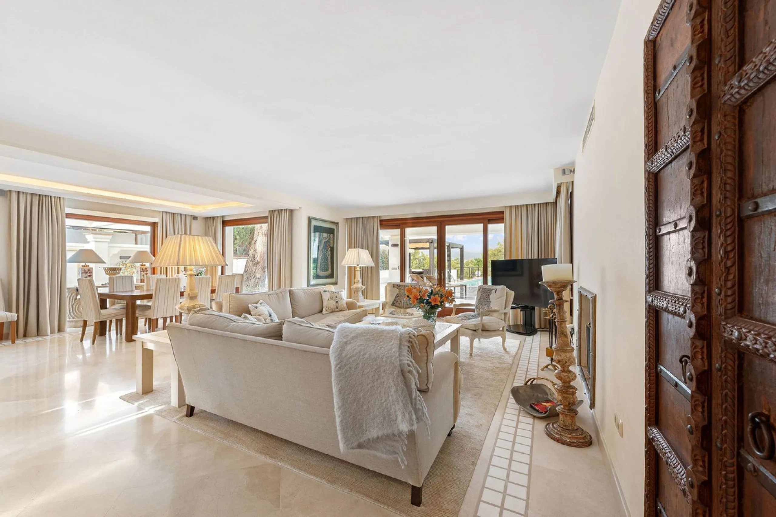 Rare opportunity to aquire a classic villa in perfect condition frontline to Royal Las Brisas Golf. As you enter you immediately feel that the house was built to very high standards where details and personal touches can be seen throughout. The main floor