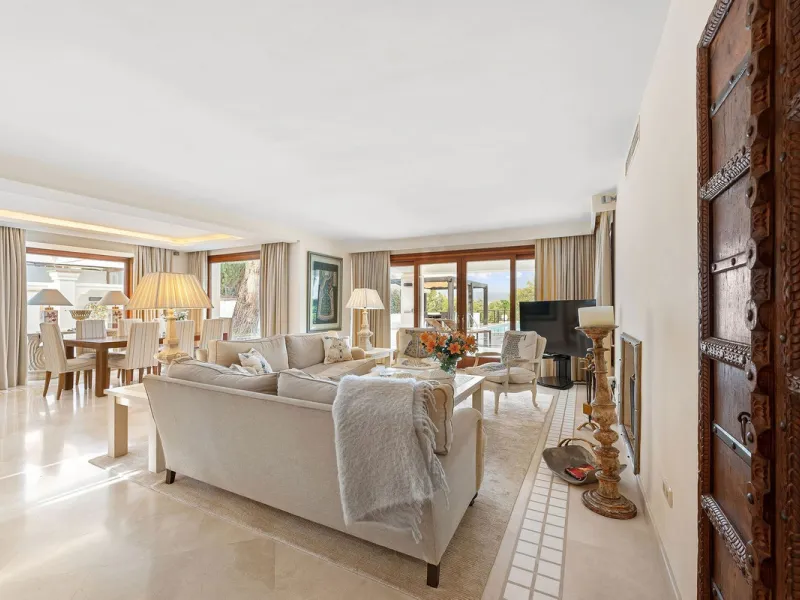 Rare opportunity to aquire a classic villa in perfect condition frontline to Royal Las Brisas Golf. As you enter you immediately feel that the house was built to very high standards where details and personal touches can be seen throughout. The main floor